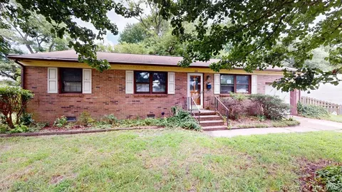 Exterior - 110 Londonshire Ter, Hampton, VA 23666 photo 2 of 5