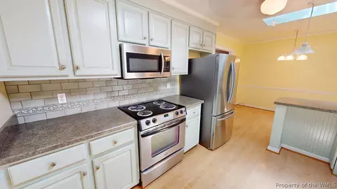 Kitchen - 110 Londonshire Ter, Hampton, VA 23666 photo 4 of 7
