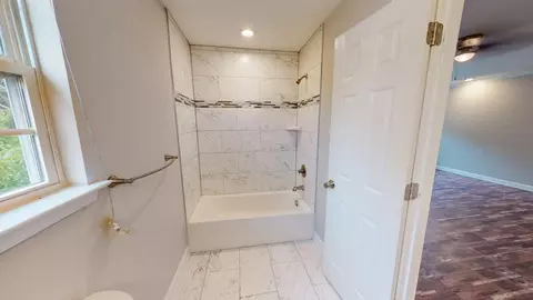 Bath - 960 Quash St, Hampton, VA 23669 photo 3 of 5