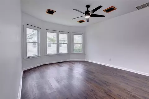 Living - 216 Beach Rd, Hampton, VA 23664 photo 2 of 3