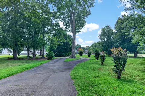 Exterior - 19 Hampshire Dr, Hampton, VA 23669 photo 2 of 4
