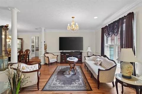 Living - 19 Hampshire Dr, Hampton, VA 23669 photo 1 of 2
