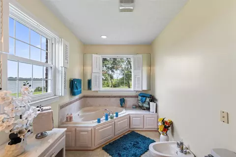 Bath - 19 Hampshire Dr, Hampton, VA 23669 photo 3 of 3