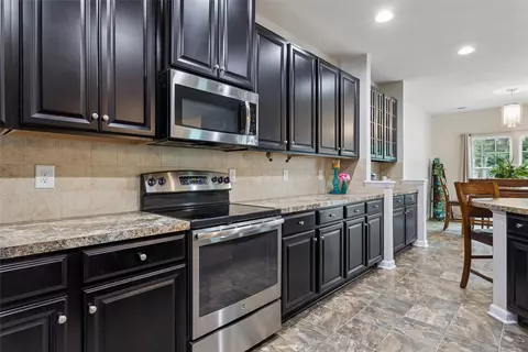 Kitchen - 505 Loggerhead Dr, Newport News, VA 23601 photo 4 of 5