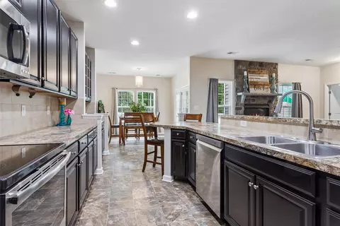 Kitchen - 505 Loggerhead Dr, Newport News, VA 23601 photo 5 of 5