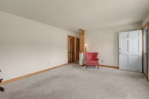 Living - 904 Thornbriar Ct, Hampton, VA 23661 photo 2 of 3