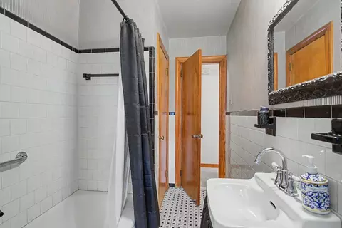 Bath - 904 Thornbriar Ct, Hampton, VA 23661 photo 2 of 3