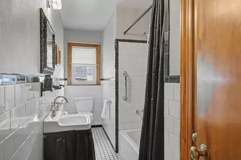 Bath - 904 Thornbriar Ct, Hampton, VA 23661 photo 1 of 3