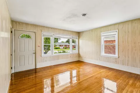 Living - 31 Saint Albans Dr, Hampton, VA 23669 photo 4 of 7
