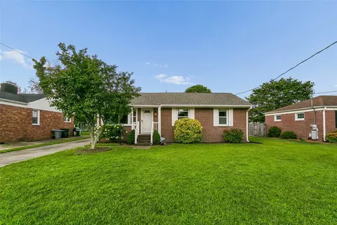 Exterior - 31 Saint Albans Dr, Hampton, VA 23669 photo 2 of 9