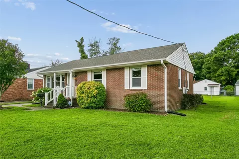 Exterior - 31 Saint Albans Dr, Hampton, VA 23669 photo 3 of 9