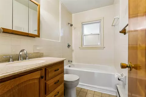 Bath - 31 Saint Albans Dr, Hampton, VA 23669 photo 1 of 1