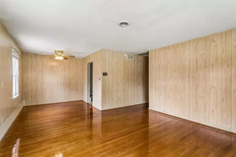 Living - 31 Saint Albans Dr, Hampton, VA 23669 photo 3 of 7