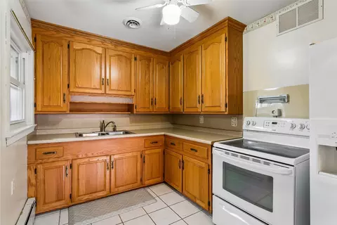 Kitchen - 31 Saint Albans Dr, Hampton, VA 23669 photo 2 of 4