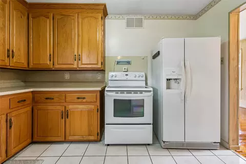 Kitchen - 31 Saint Albans Dr, Hampton, VA 23669 photo 4 of 4