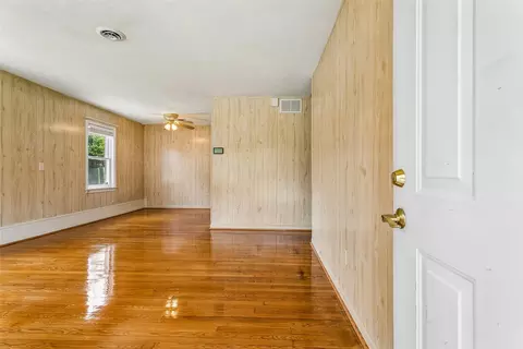 Living - 31 Saint Albans Dr, Hampton, VA 23669 photo 1 of 7