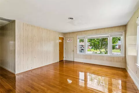 Living - 31 Saint Albans Dr, Hampton, VA 23669 photo 2 of 7