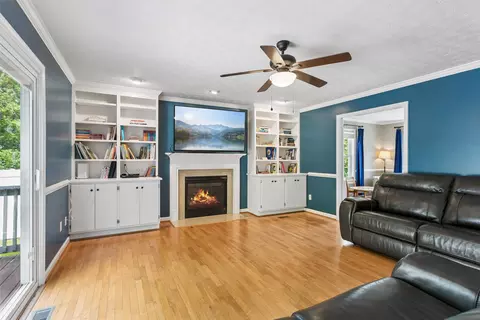 Living - 16 Diamond Hill Rd, Hampton, VA 23666 photo 2 of 3