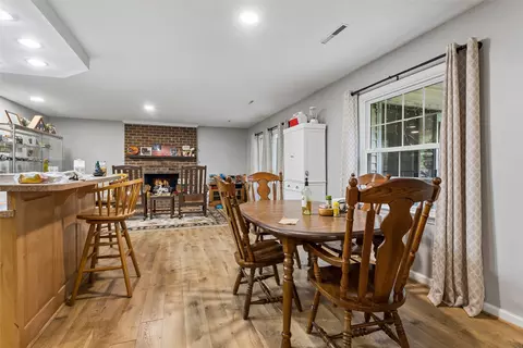 Dining - 1044 Clipper Dr, Hampton, VA 23669 photo 2 of 3