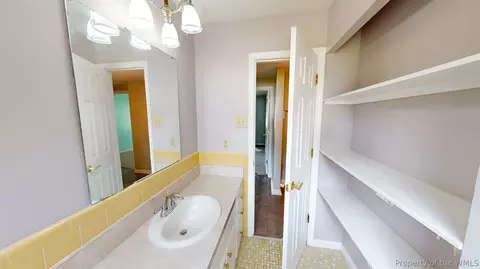 Bath - 8 Tom Jones Ct, Hampton, VA 23666 photo 2 of 4