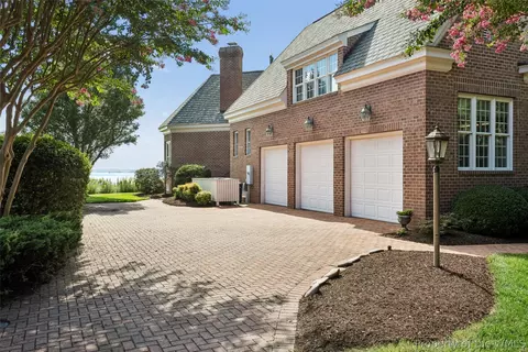 Exterior - 2941 Barrets Pointe Rd, Williamsburg, VA 23185 photo 5 of 8