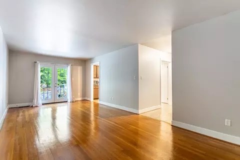 Living - 1184 Jamestown Rd #23, Williamsburg, VA 23185 photo 3 of 4