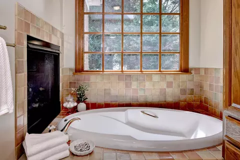 Bath - 2901 Kitchums Pond Rd, Williamsburg, VA 23185 photo 3 of 7