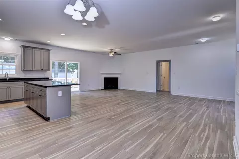 Living - 327 Pointers Dr, West Point, VA 23181 photo 4 of 5