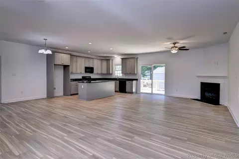 Living - 327 Pointers Dr, West Point, VA 23181 photo 2 of 5