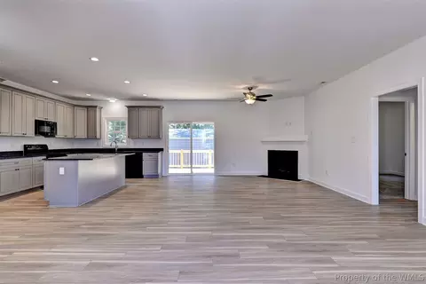 Living - 327 Pointers Dr, West Point, VA 23181 photo 3 of 5