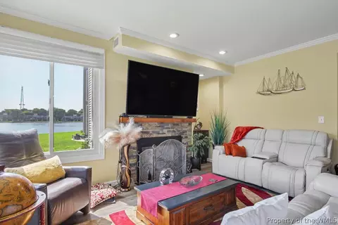 Living - 30 Brough Ln #103, Hampton, VA 23669 photo 4 of 6