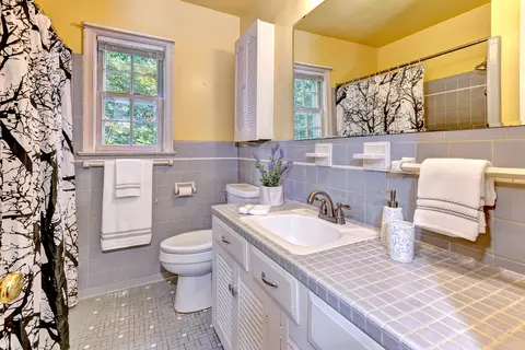 Bath - 222 W Queens Dr, Williamsburg, VA 23185 photo 2 of 3