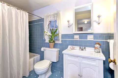 Bath - 222 W Queens Dr, Williamsburg, VA 23185 photo 3 of 3
