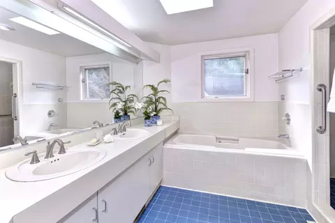 Bath - 222 W Queens Dr, Williamsburg, VA 23185 photo 1 of 3