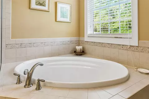 Bath - 100 Park Pl, Williamsburg, VA 23185 photo 4 of 8