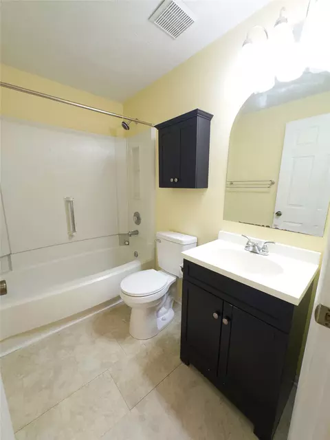 Bath - 1337 Peabody Dr, Hampton, VA 23666 photo 2 of 3