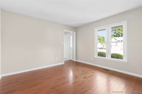 Living - 20 Rhoda Ct, Hampton, VA 23664 photo 3 of 4