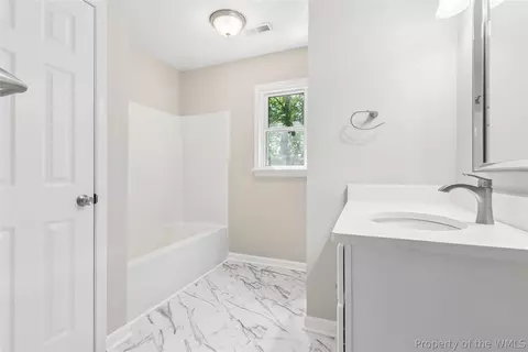 Bath - 20 Rhoda Ct, Hampton, VA 23664 photo 2 of 6