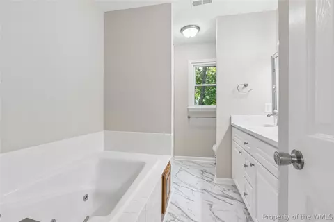 Bath - 20 Rhoda Ct, Hampton, VA 23664 photo 4 of 6