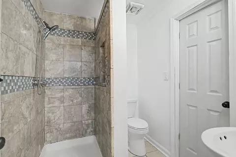 Bath - 2908 Bending Oak Dr, Hampton, VA 23666 photo 2 of 4