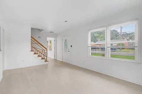 Living - 2908 Bending Oak Dr, Hampton, VA 23666 photo 3 of 4