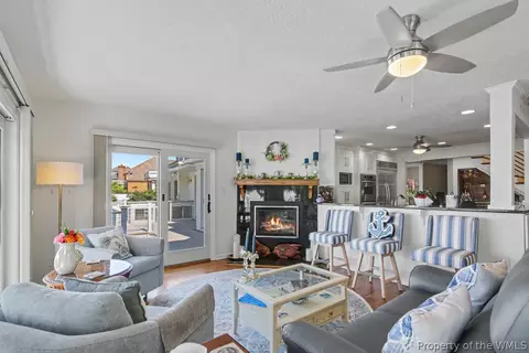 Living - 70 Old Meribeth Rd, Hampton, VA 23669 photo 5 of 7