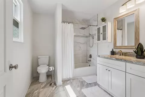 Bath - 512 Dunning St, Williamsburg, VA 23185 photo 2 of 4