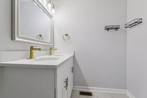 Bath - 19 Prince James Dr, Hampton, VA 23669 photo 2 of 7