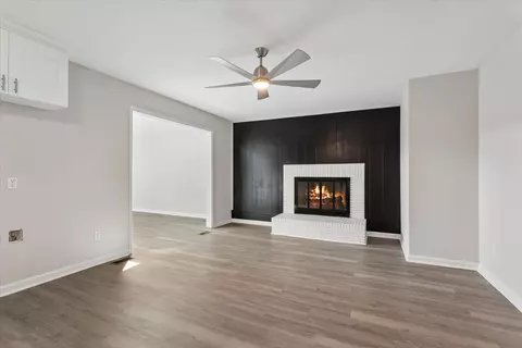 Living - 19 Prince James Dr, Hampton, VA 23669 photo 2 of 10
