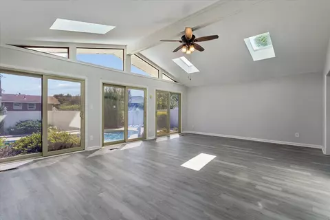 Living - 19 Prince James Dr, Hampton, VA 23669 photo 8 of 10
