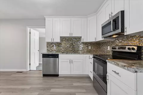 Kitchen - 19 Prince James Dr, Hampton, VA 23669 photo 3 of 4