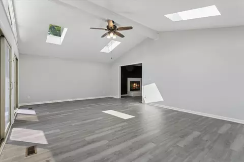 Living - 19 Prince James Dr, Hampton, VA 23669 photo 9 of 10