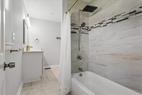 Bath - 19 Prince James Dr, Hampton, VA 23669 photo 1 of 7