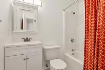 Bath - 162 N First St, Hampton, VA 23664 photo 2 of 3